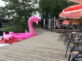 Här kan man hyra en gigantisk flamingo om man vill flyta omkring på ån en stund :)