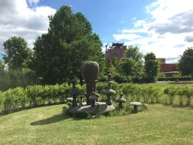 Skulpturer och vatten i parken